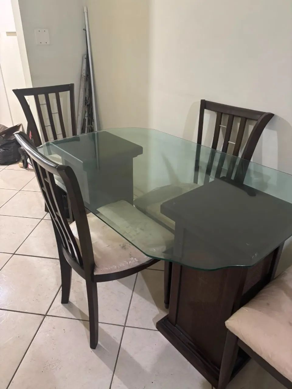 Mesa de Jantar com tampo de vidro e 4 cadeiras estofadas - Foto 2