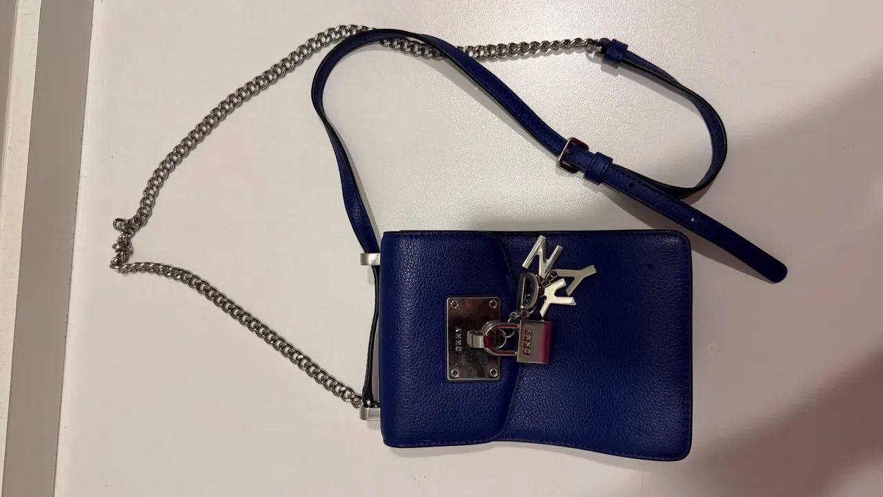 Bolsa transversal DKNY Elissa em couro azul 