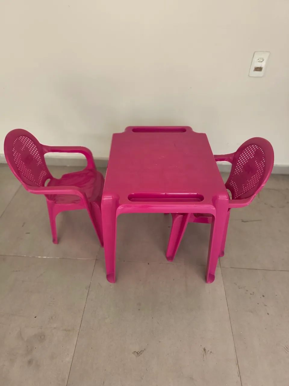 Mesa de criança com duas cadeiras 