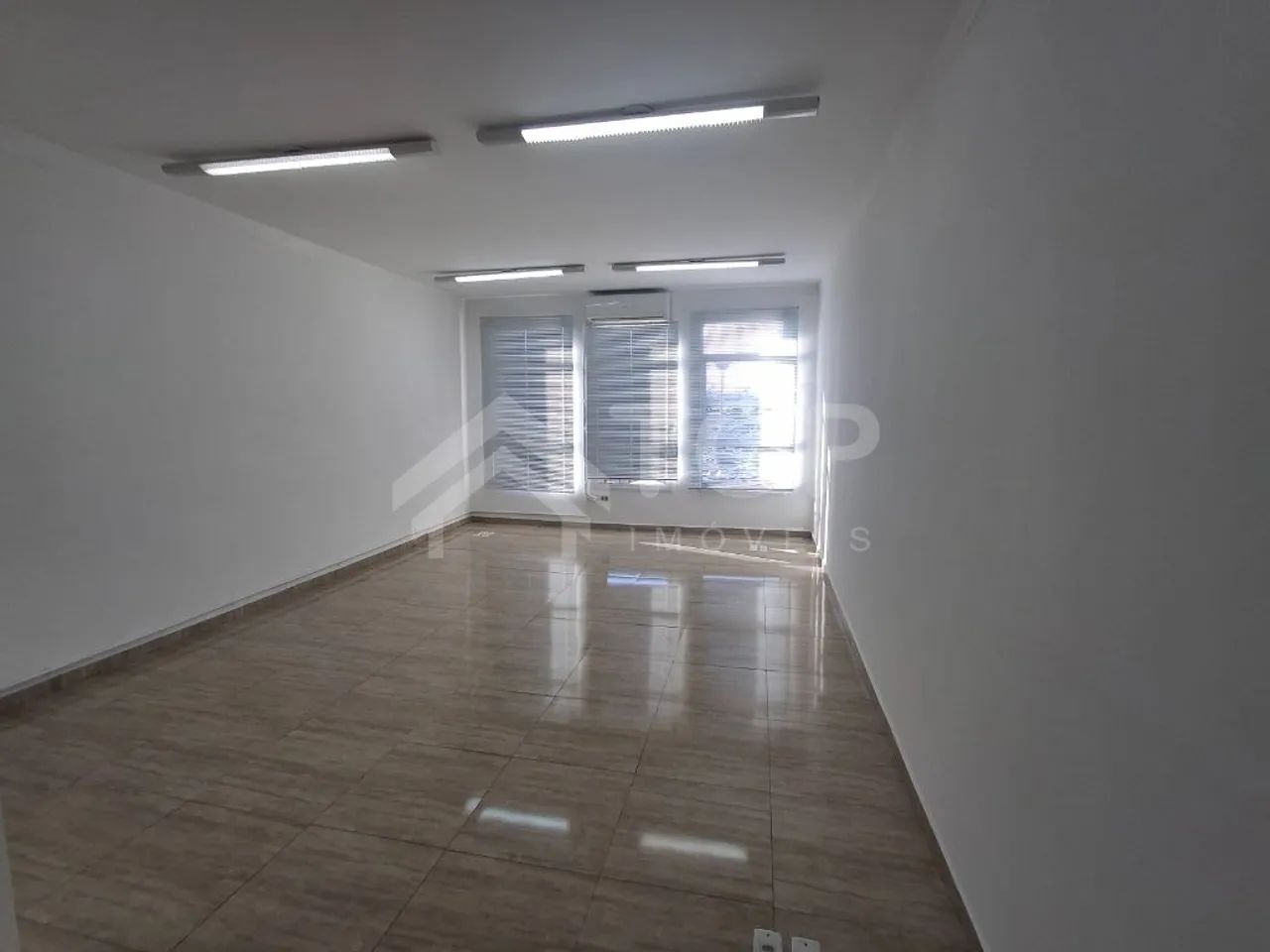 Excelente sala comercial no Ed. Tríade