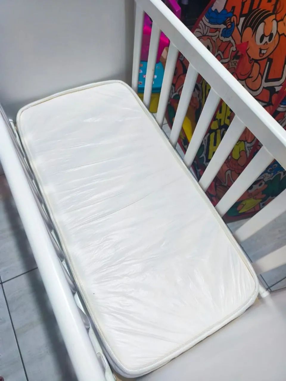 Mini berço, com colchão,  rodinhas nos pés,  e lençol  - Foto 4