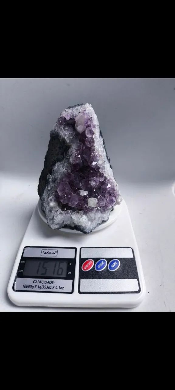 Pedra de ametista fica em pé 