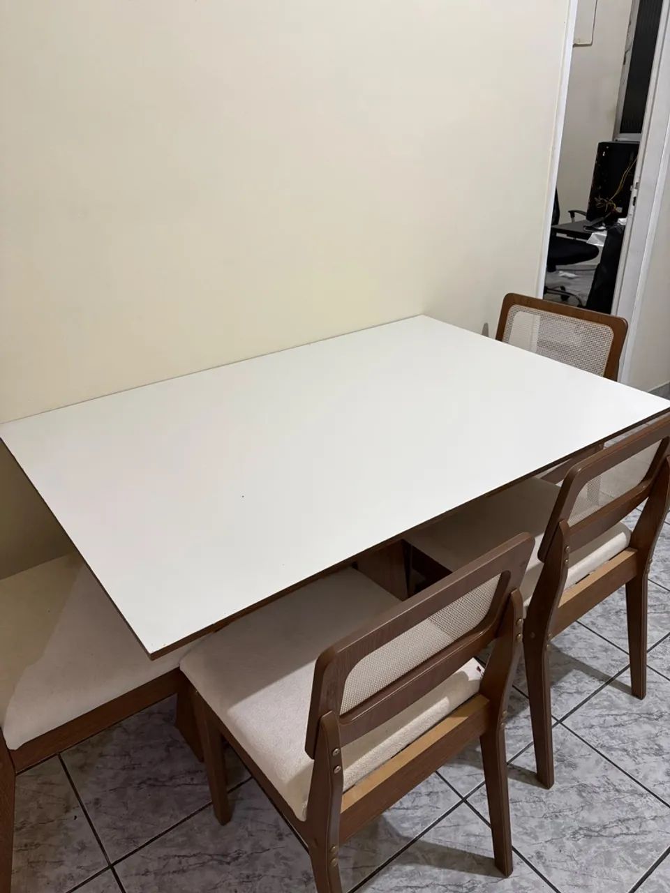 Conjunto Sala de Jantar, Mesa e Cadeiras 