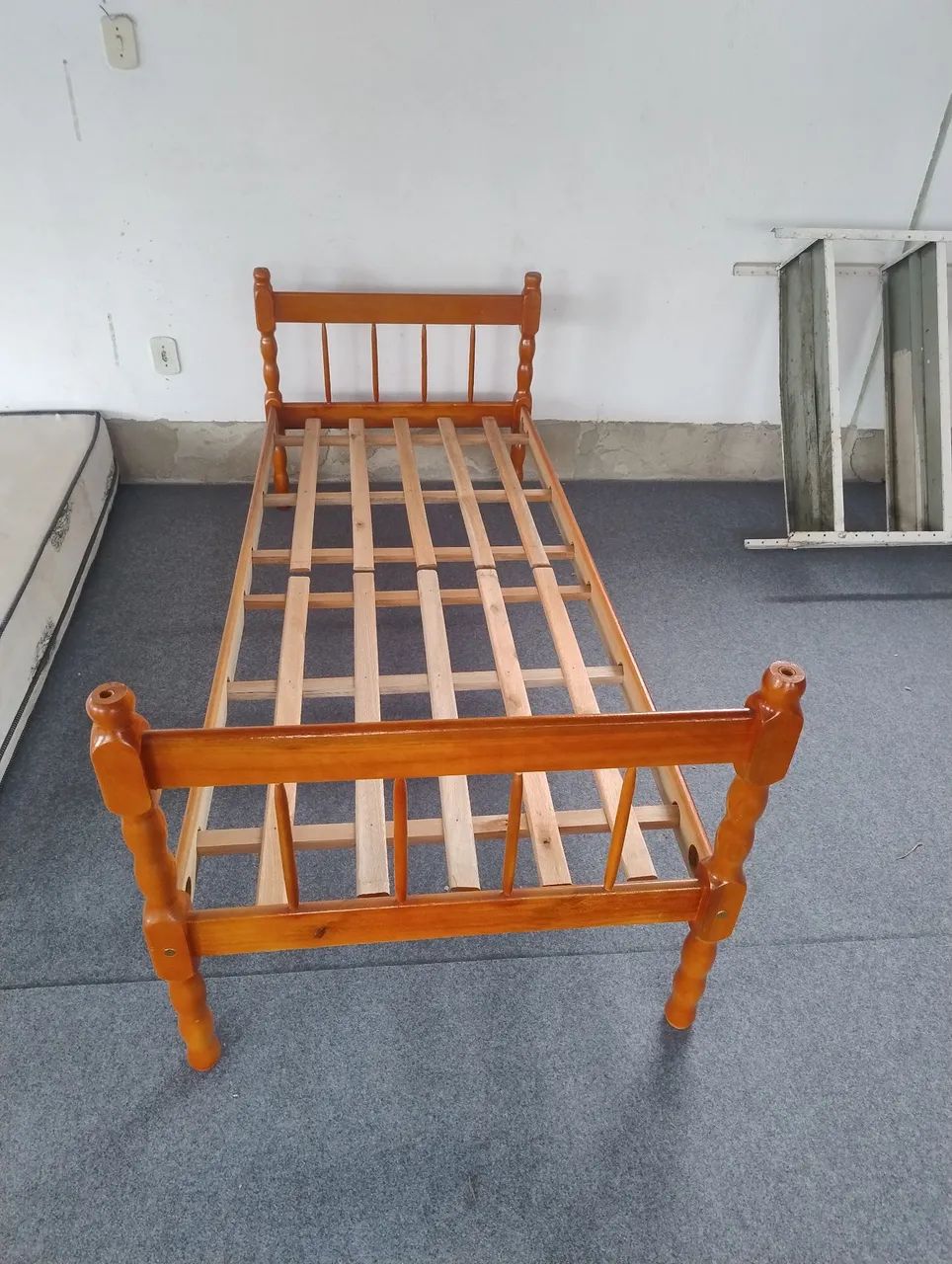 Cama de solteiro em Madeira 
