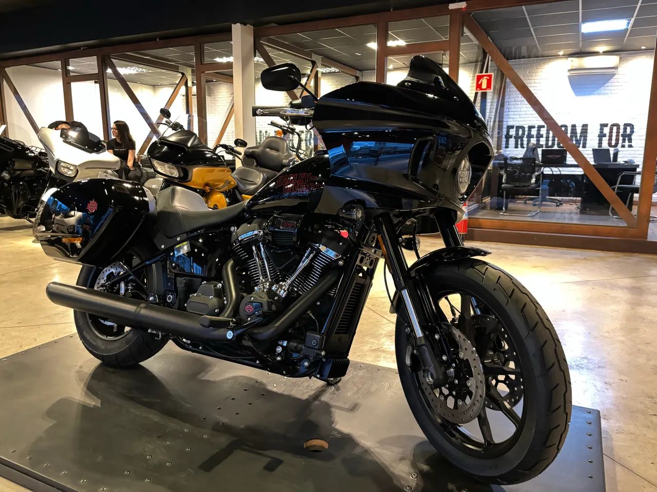 Harley-Davidson Low Rider ST - Foto 3