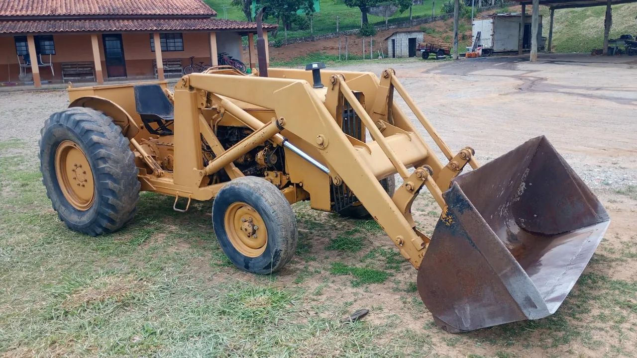 Trator Massey Ferguson, com pá carregadeira 