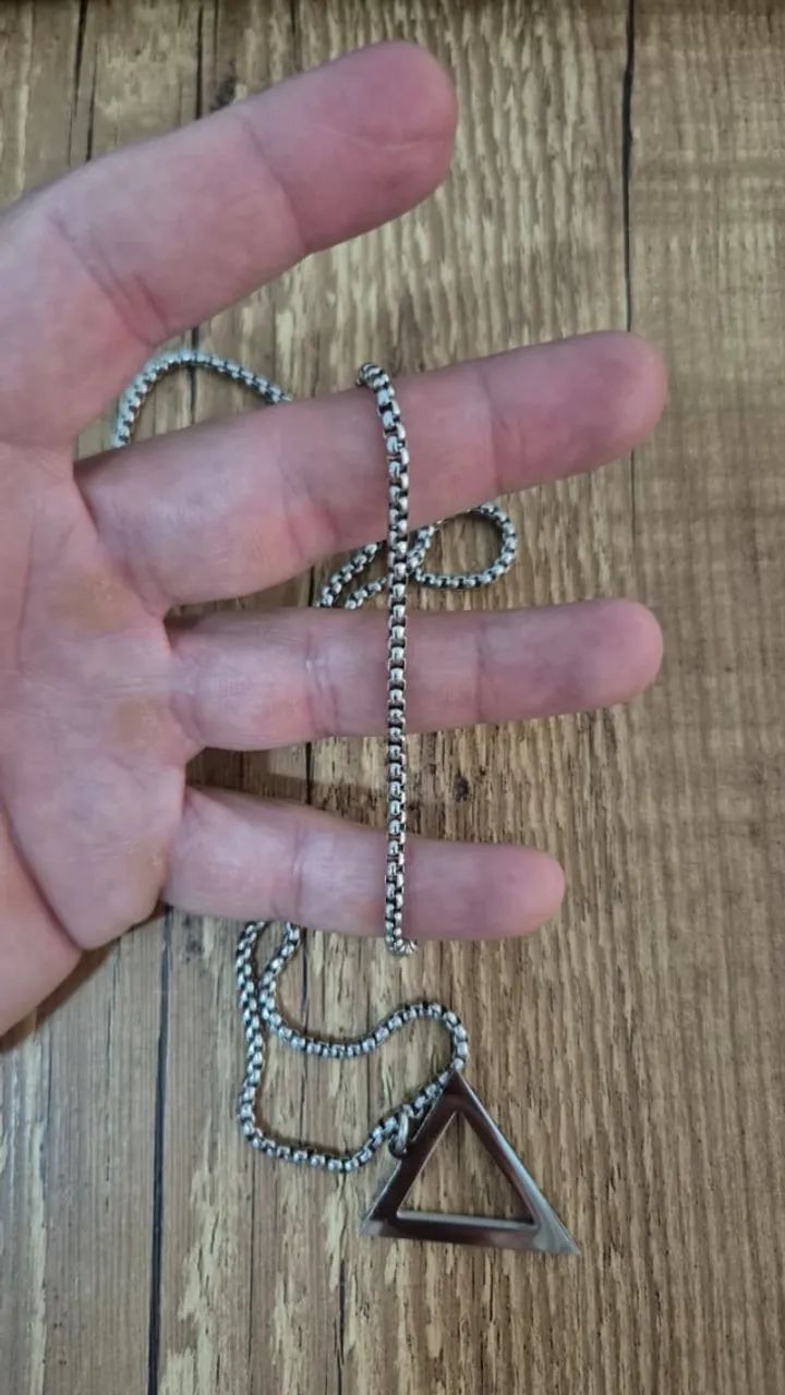 Colar com pingente de triângulo - Foto 3