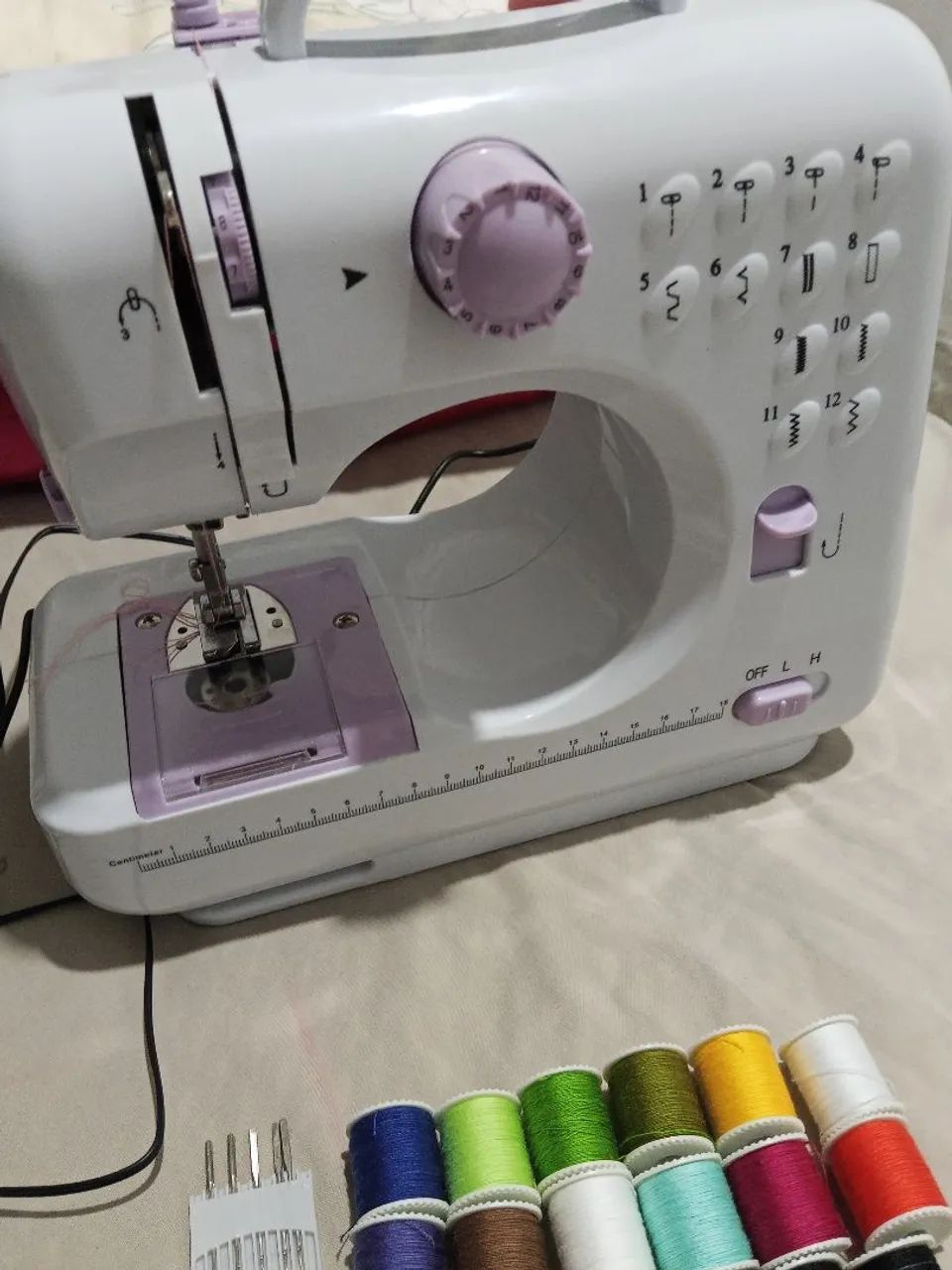 Mini máquina de costura bivolt - Foto 4