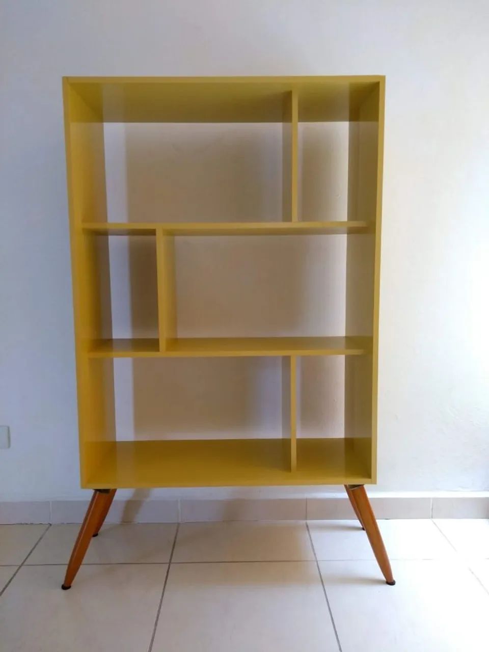 Rack e estante retrô pés de madeira