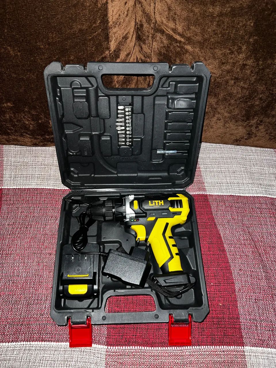 Parafusadeira 12V com pontas e maleta, bateria recarregável 