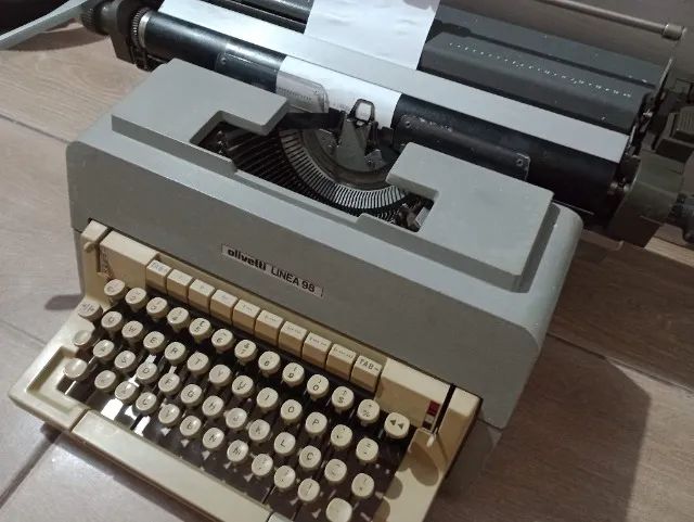 Máquina de escrever Olivetti Línea 9865579483812611123