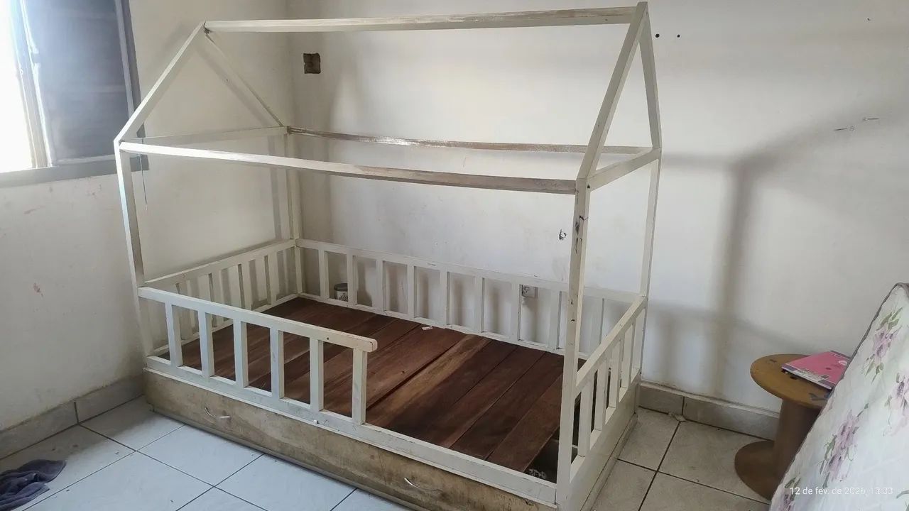 Cama de madeira 