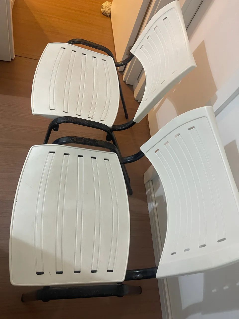 2 Cadeiras de aproximação cor branca  - Foto 2