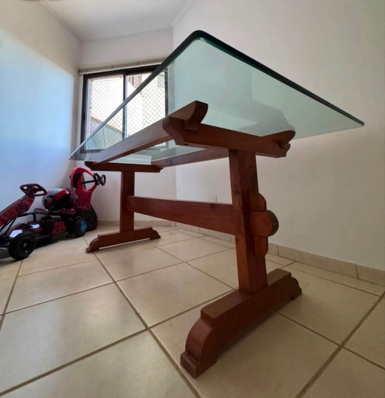 Mesa madeira maciça e tampo de cristal belga 