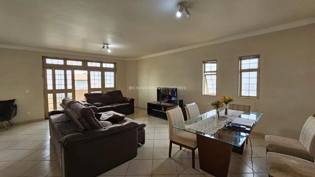 Prédio comercial com três salas e um apartamento residencial - Foto 4
