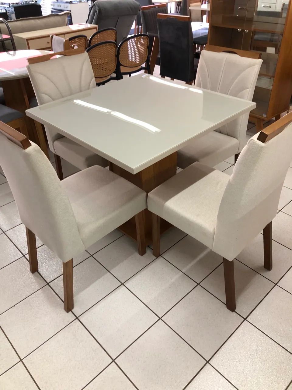 Mesa com 4 cadeiras NOVA