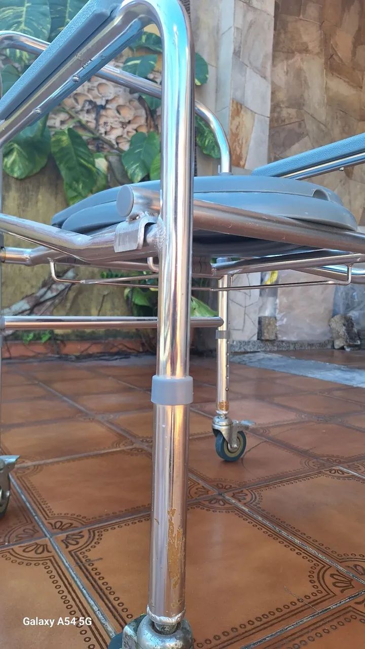 Cadeira de banho com rodas - Foto 4