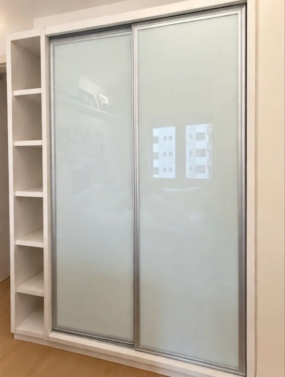Guarda-roupa em MDF laqueado com portas de vidro - Foto 5
