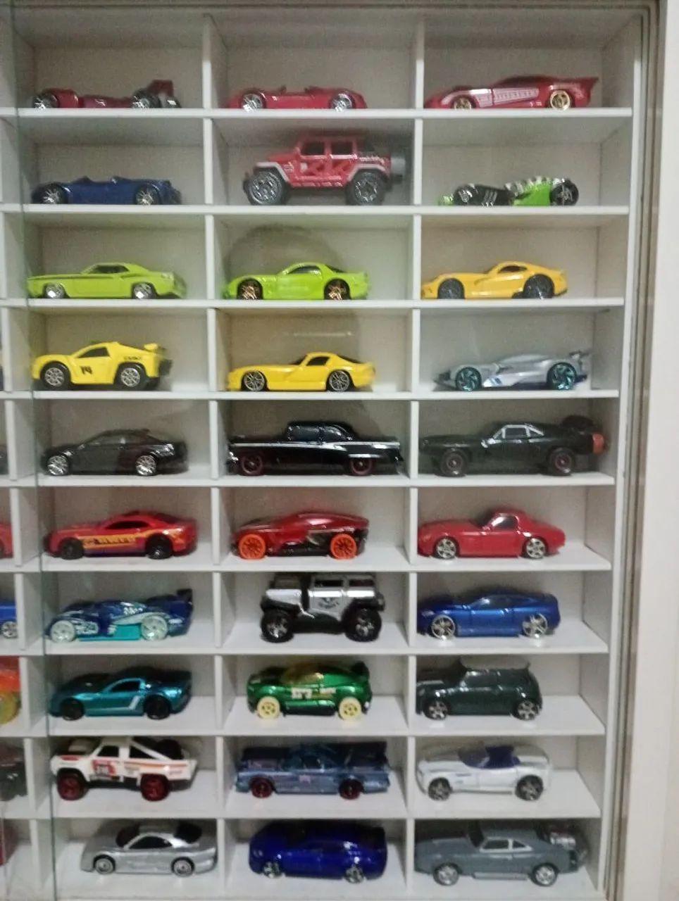 60 carrinhos Hotwheels + expositor - Foto 3