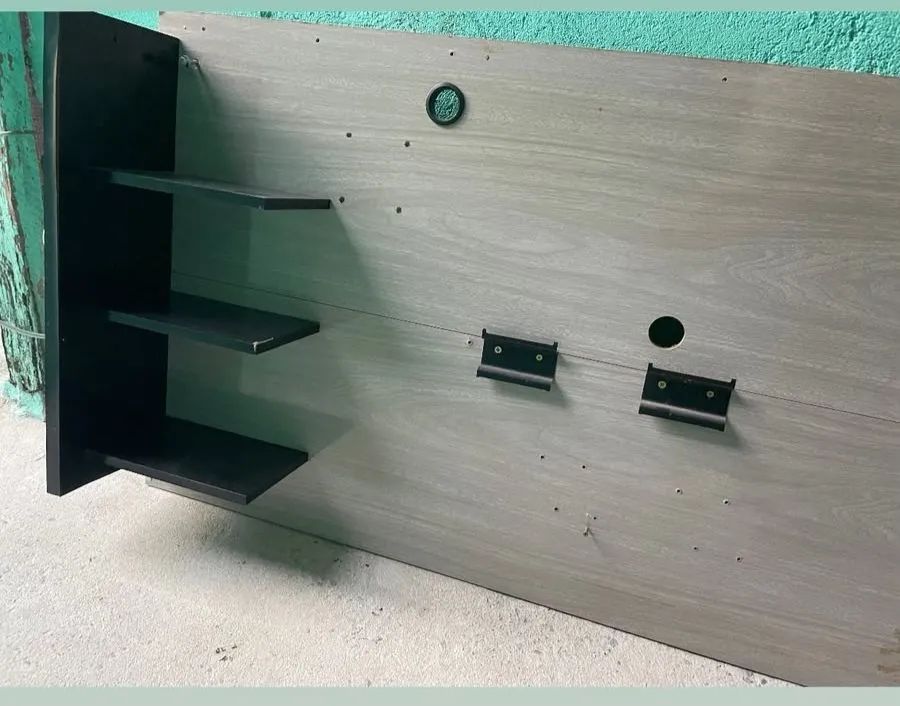 Painel para TV até 43 Polegadas com Prateleiras Laterais