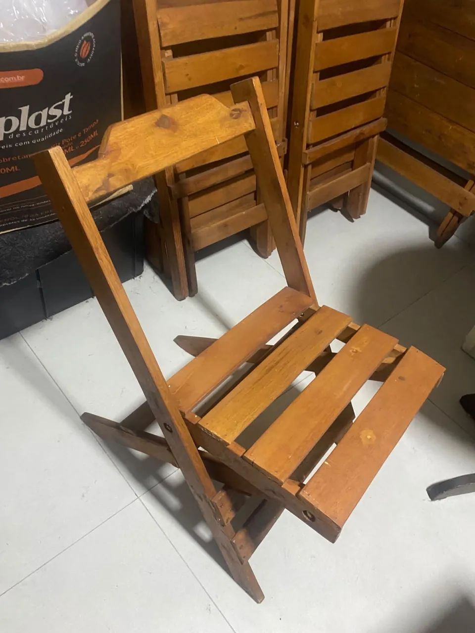 Jogo de mesa com 4 cadeiras! - Foto 2
