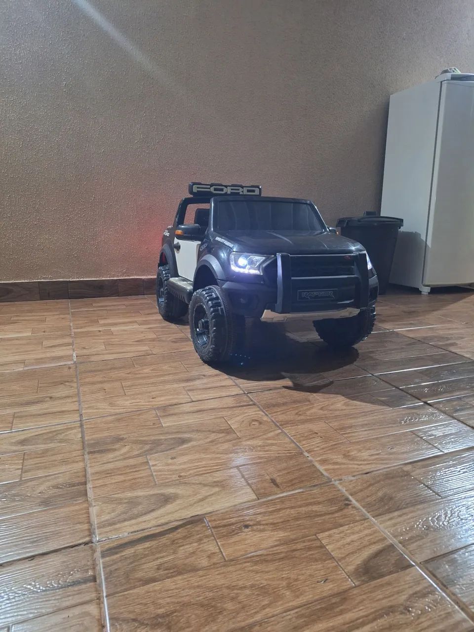 Carro elétrico de brinquedo