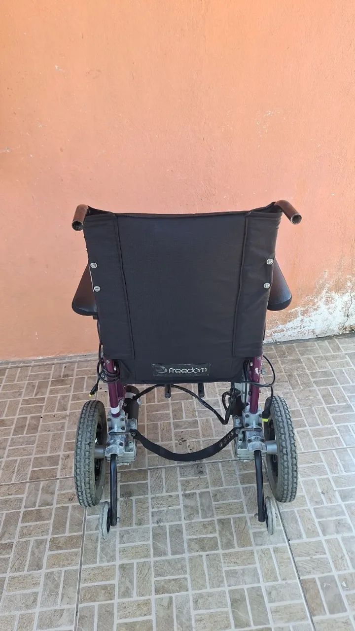 Cadeira de roda elétrica em estado de Nova sem bateria e carregador - Foto 5