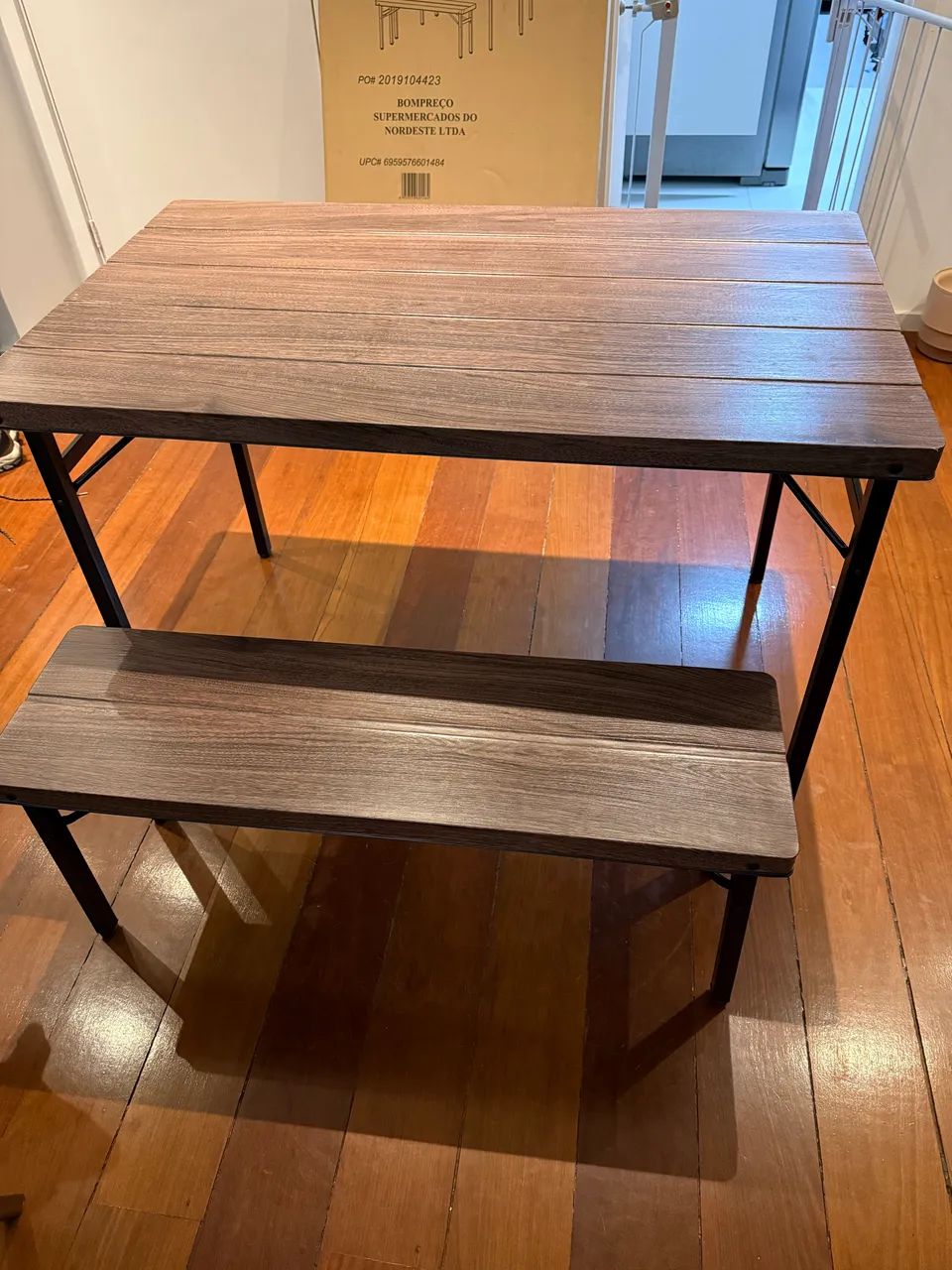 Conjunto de 1 mesa e 2 bancos