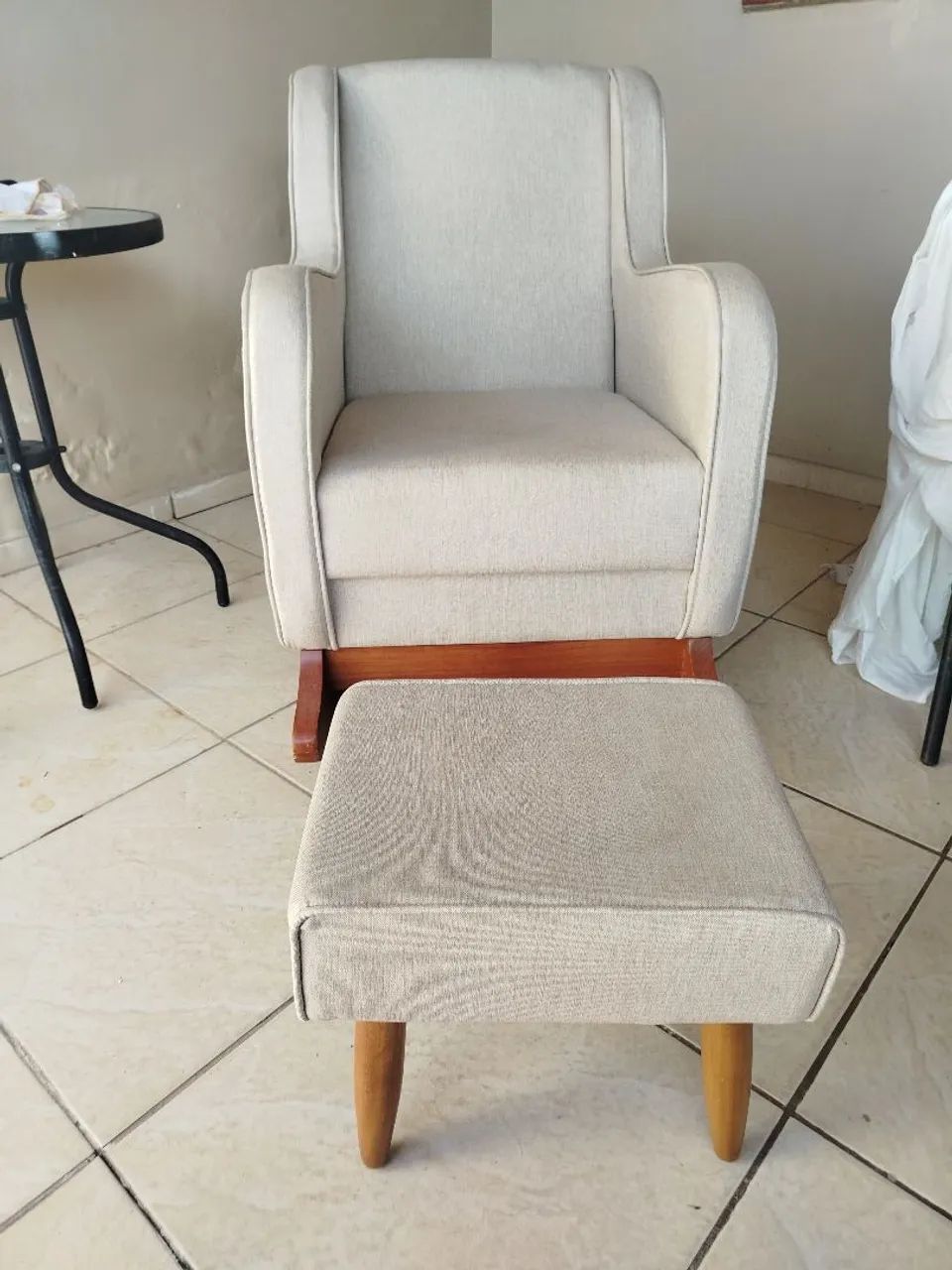 Poltrona Amamentação C/ Balanço Descanso  com Puff Linho Bege