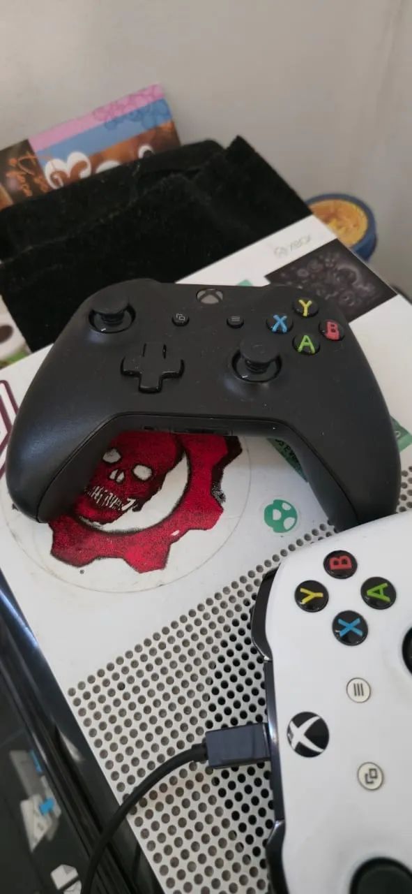 XBOX ONE S 1TB + 2 CONTROLES - Foto 3