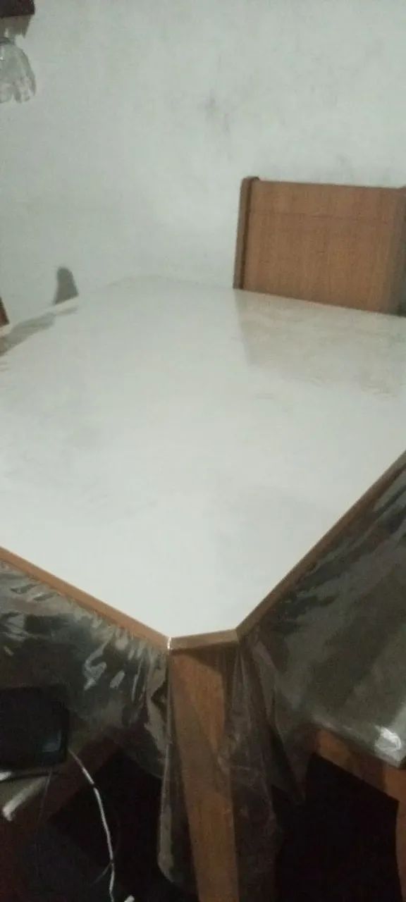 Vendo mesa com 4 cadeiras 