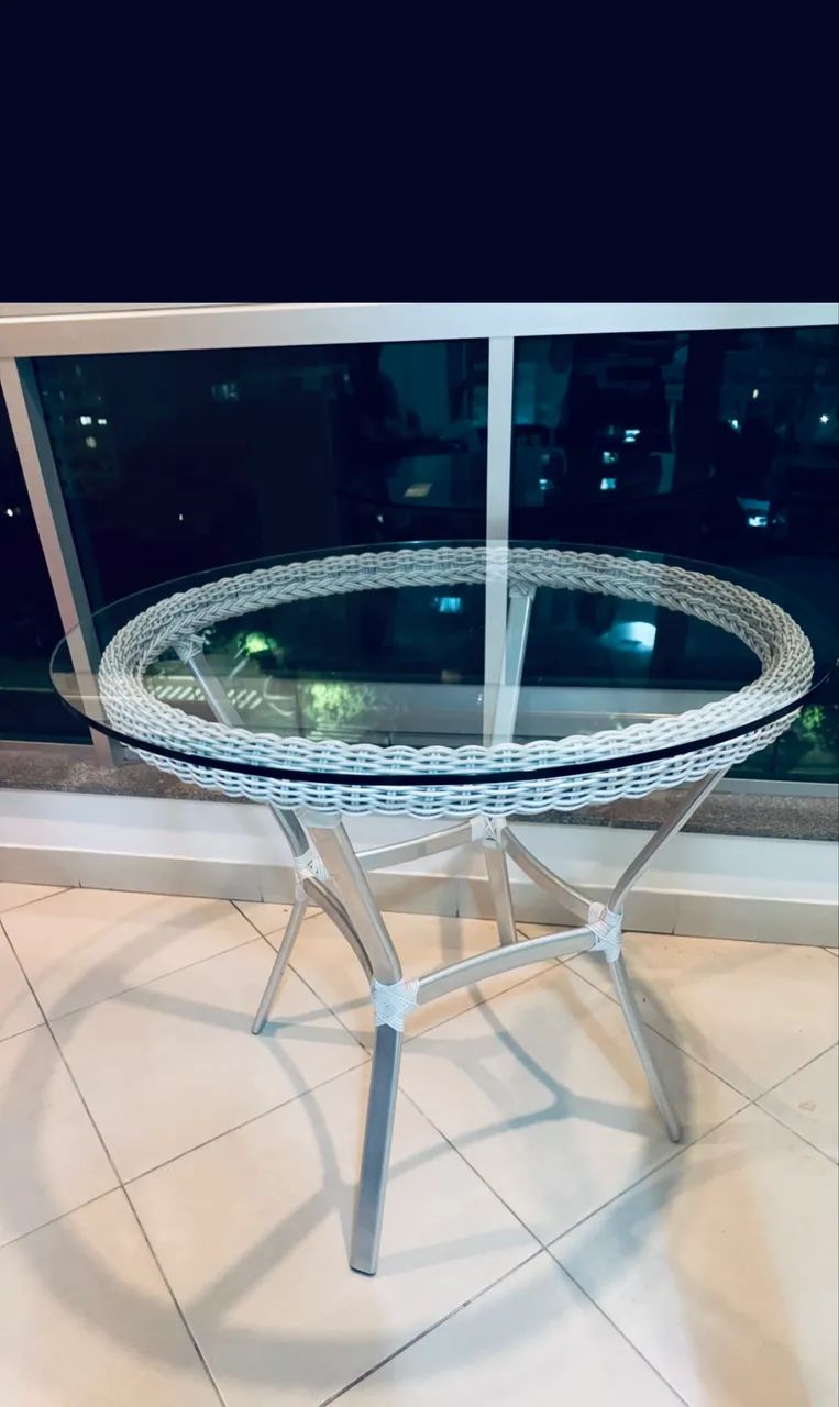 Mesa branca com tampo de vidro para área externa  - Foto 2