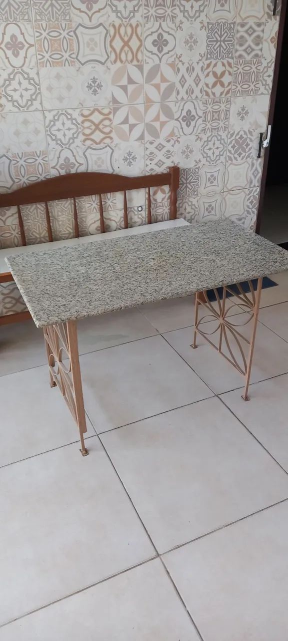 Mesa de Ferro com Tampo de Granito (0,60m x 1,10m) - Excelente Estado - Foto 4
