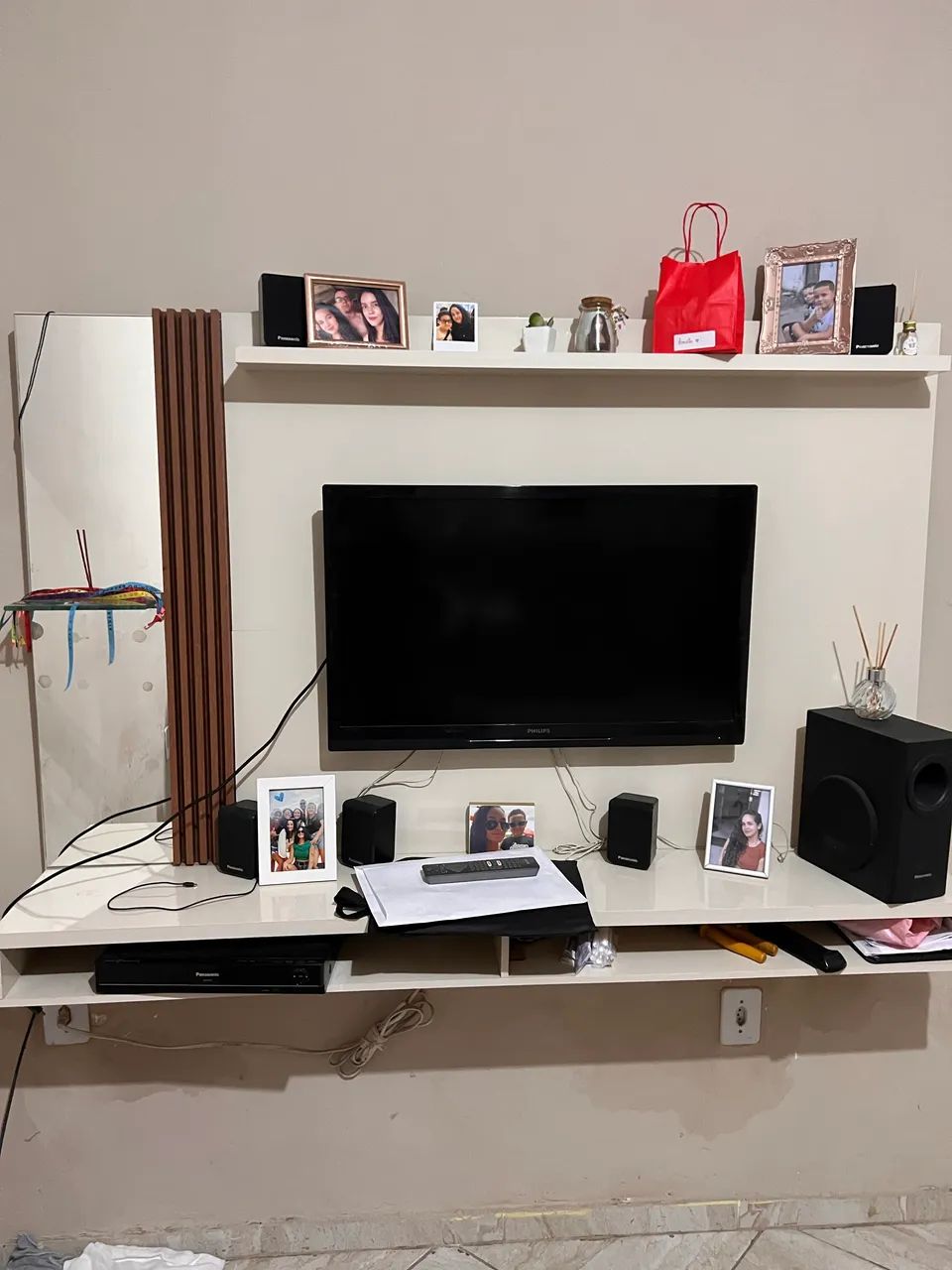 Painel com TV402625249339002880