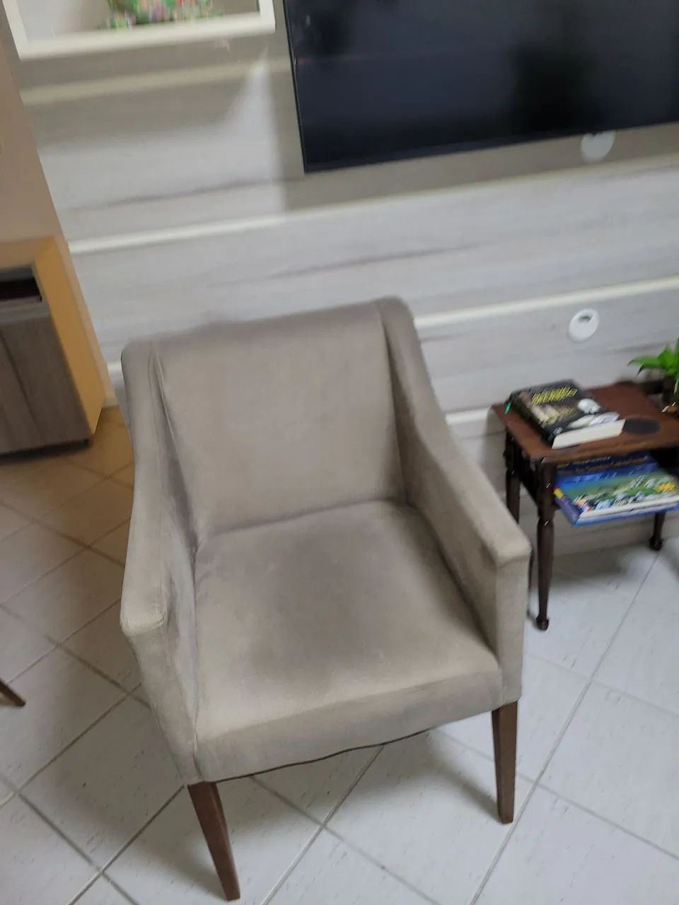 02 poltronas tecido sued bege bem conservadas. - Foto 2
