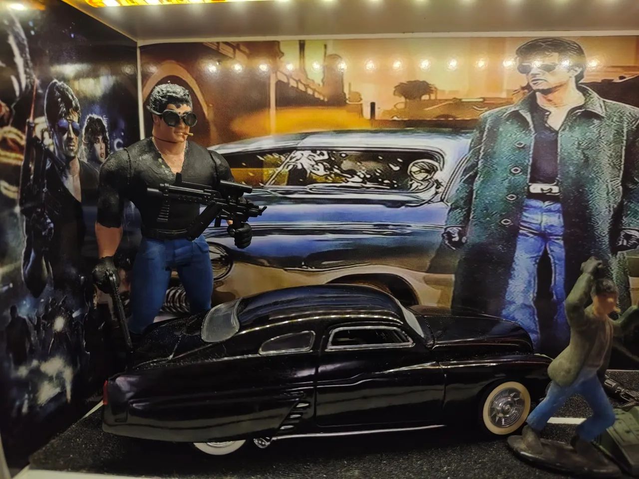 Diorama com iluminação do Stalonne Cobra. Carro, figuras.