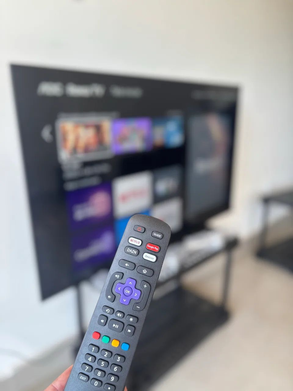 Smart TV 50 Polegadas 4K | MUITO NOVA | Completa com pezinho e controle  - Foto 2