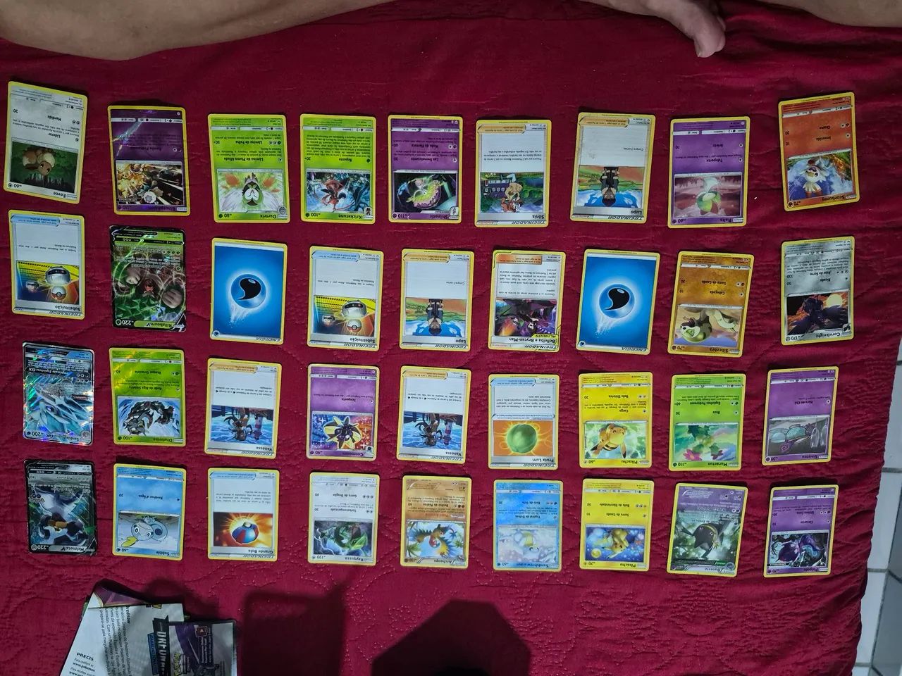 Lata pokemon com 116 cartas  - Foto 2