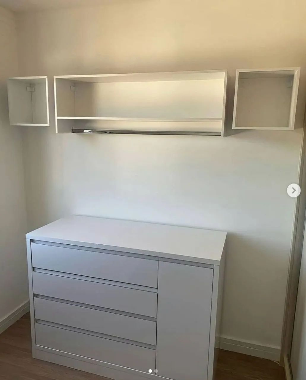 Cômoda Com Cabideiro/Nichos