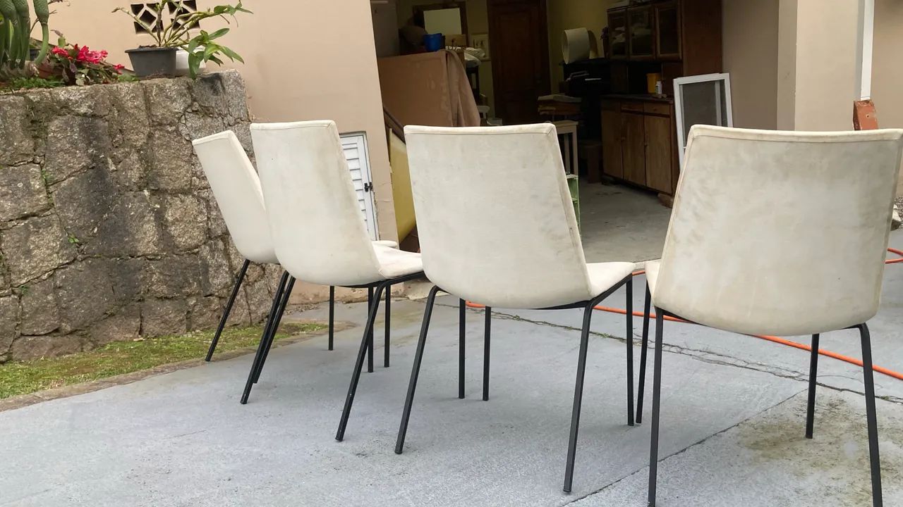 Conjunto 4 cadeiras, pés de metal, sem rasgos. Necessitam limpeza apenas.