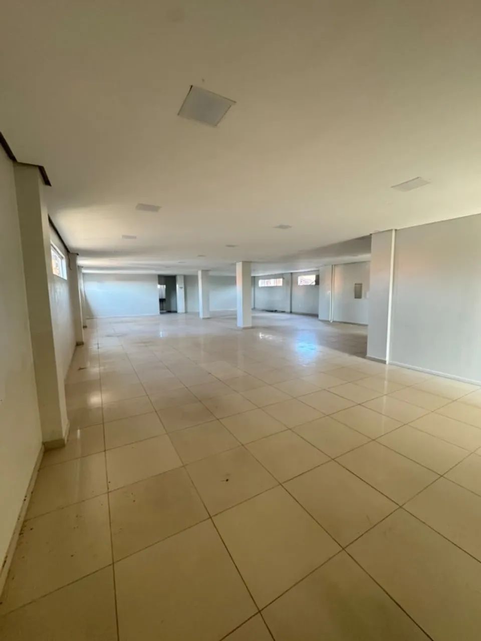 Alugo - Prédio Comercial com aproximadamente 750m² - Foto 3