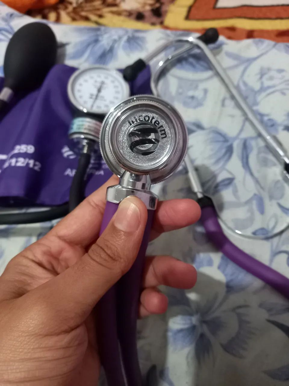 Esfigmomanômetro e estetoscópio - Foto 5