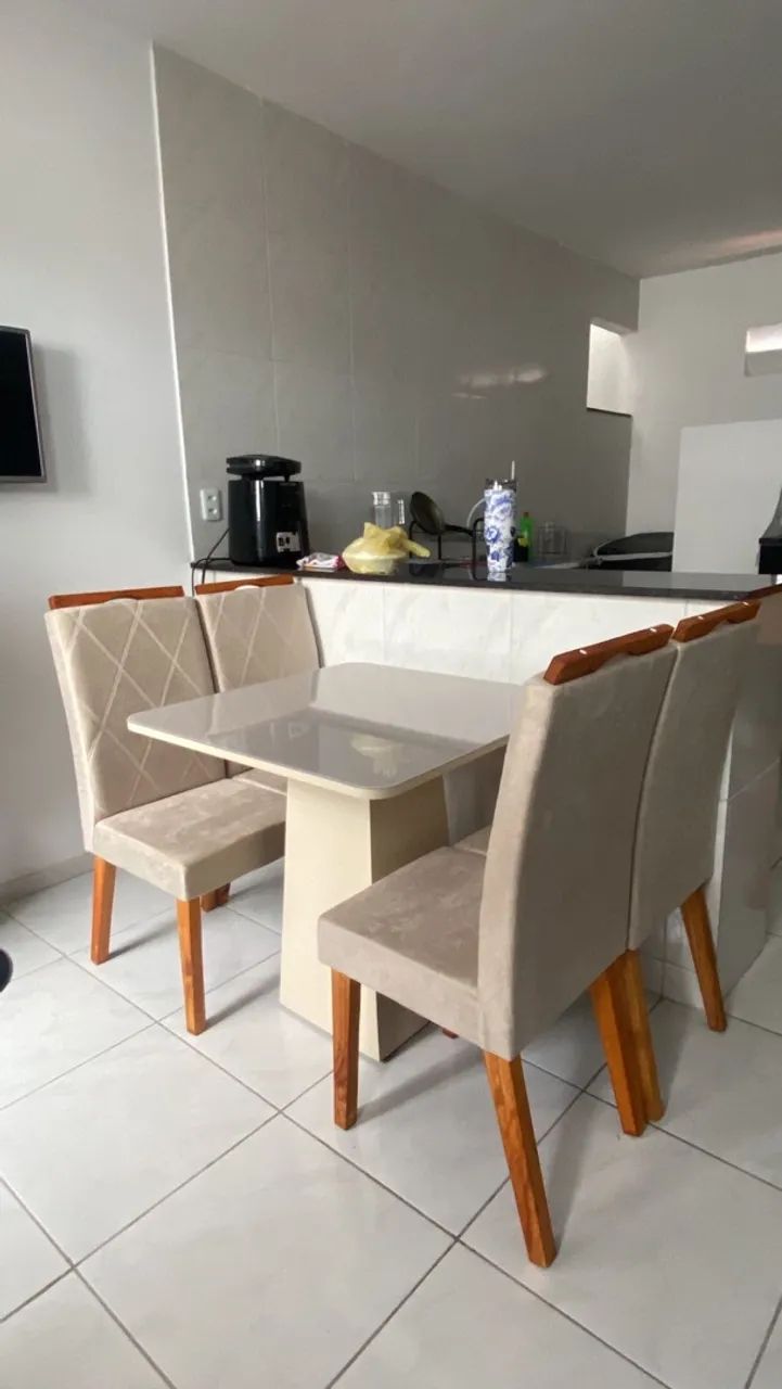 Mesa pequena com 4 cadeiras 