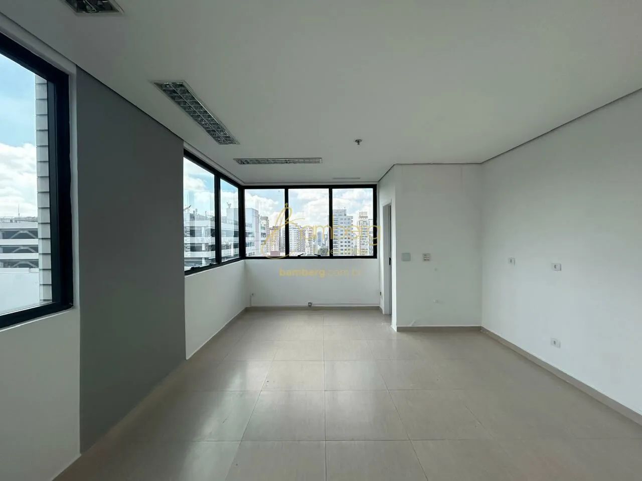 Sala comercial a passos do Metrô Santa Cruz
