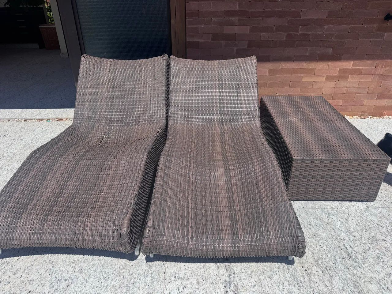 Espreguiçadeira e mesa área externa/piscina