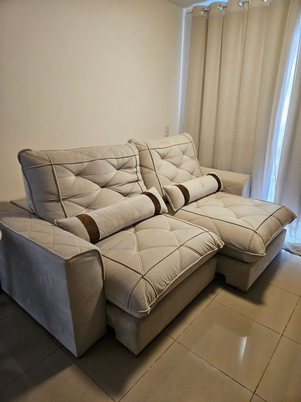Sofá molas ensacadas 4 lugares retratil e reclinável. 250cm tecido veludo cor marfim - Foto 3