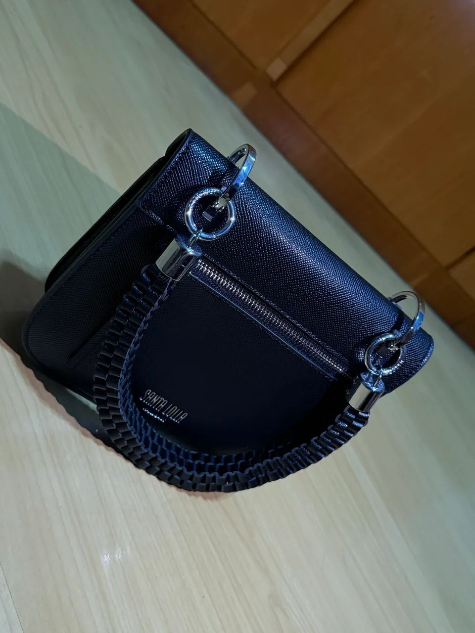 Bolsa handbag Santa Lolla preta com alça trançada