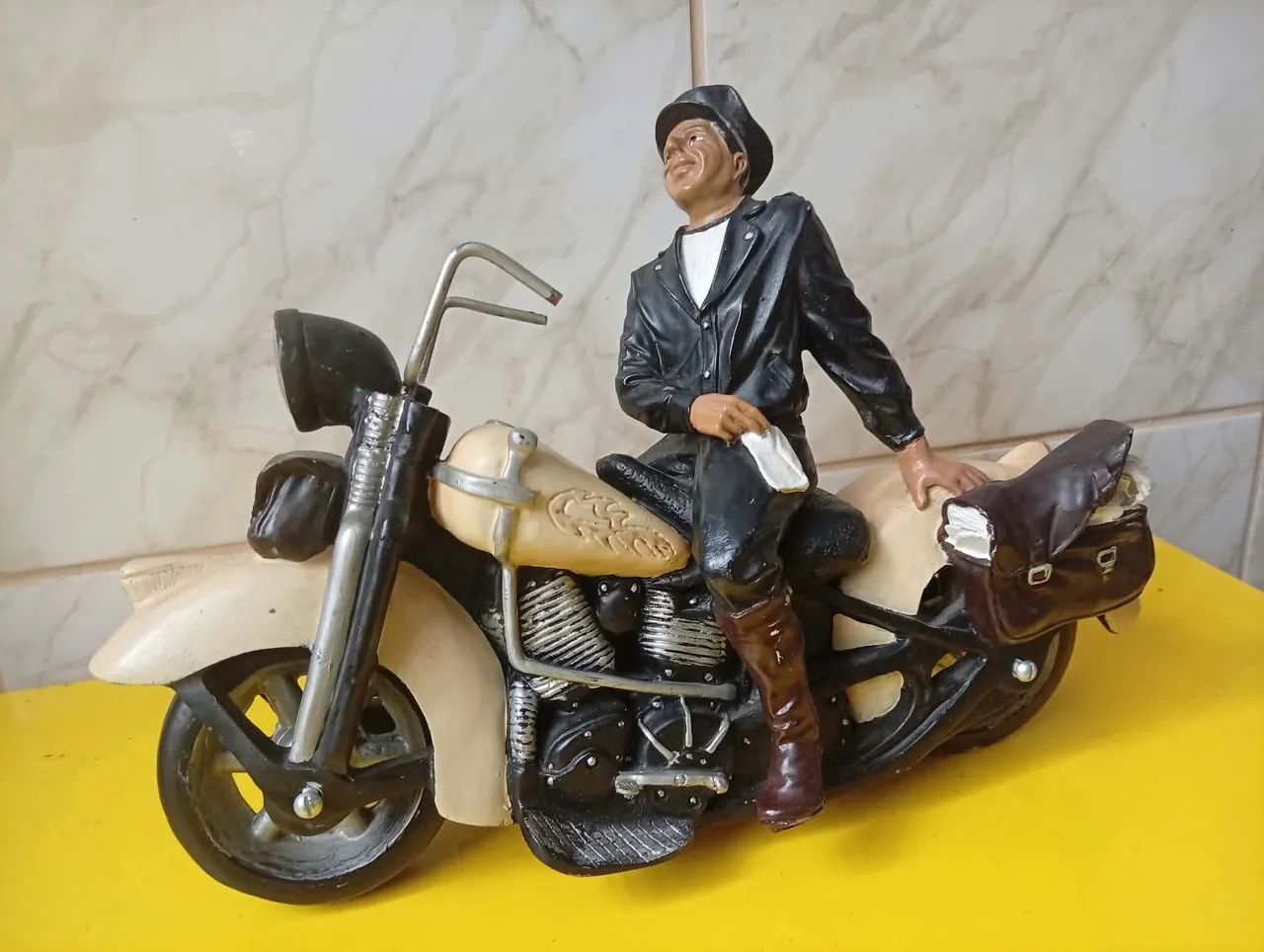 Escultura de motociclista