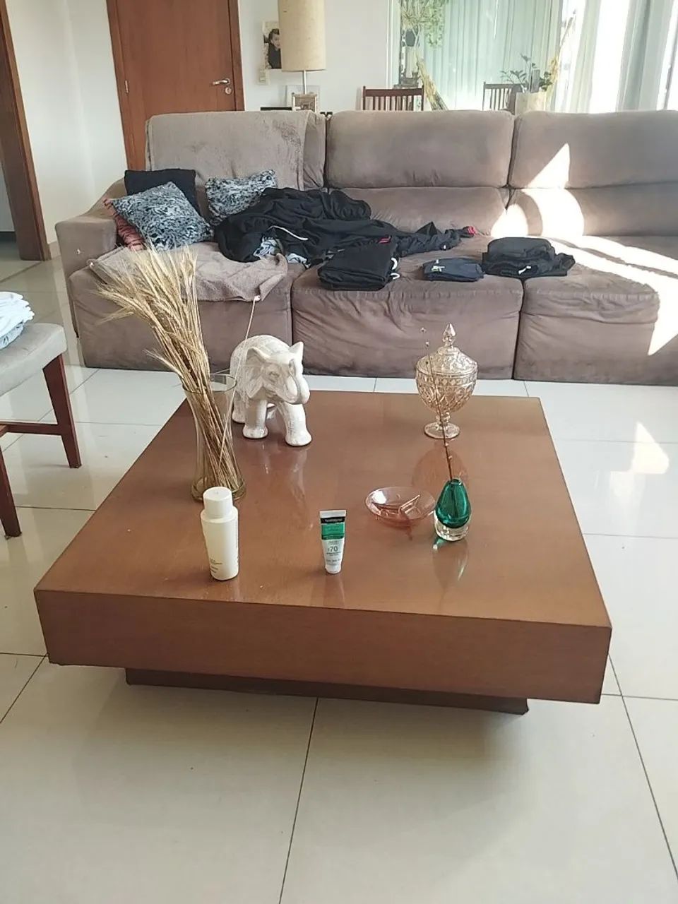 Vendo belíssima mesa de centro madeira maciça 