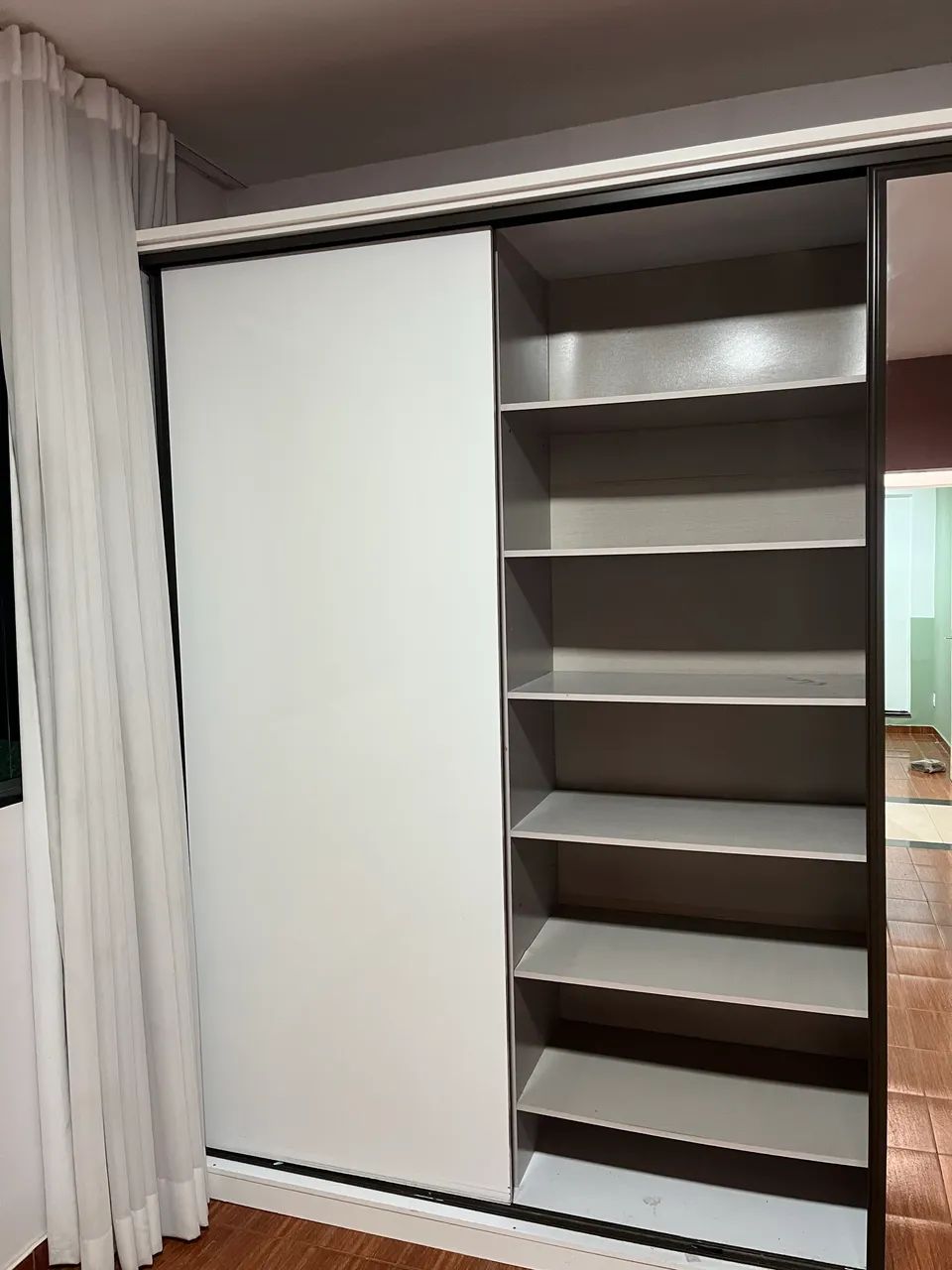 Guarda-roupa casal com espelho - Foto 3
